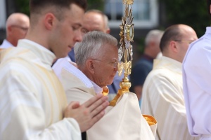 arcybiskup marek jędraszewski z najświętszym sakramentem